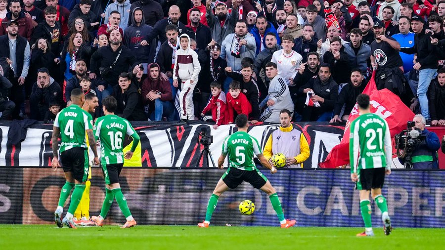 andresitocana's tweet photo. Palanganas indignados con Bartra por celebrar consigo mismo una interceptación defensiva, justificando el lanzamiento de mecheros y botellas por provocar, pero se vanaglorian cuando Vargas mandó a callar a una grada. 
#Betis
#ElGrqnderbi https://t.co/T9XLtNiovk