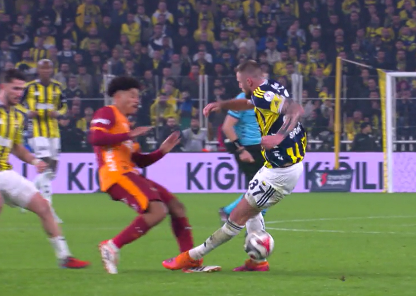 Şu iki pozisyona da faul çıkmadı. Kırmızı kartını, sarıyı veyahut hakem uyarısını geçtim. Faul çalmadılar.