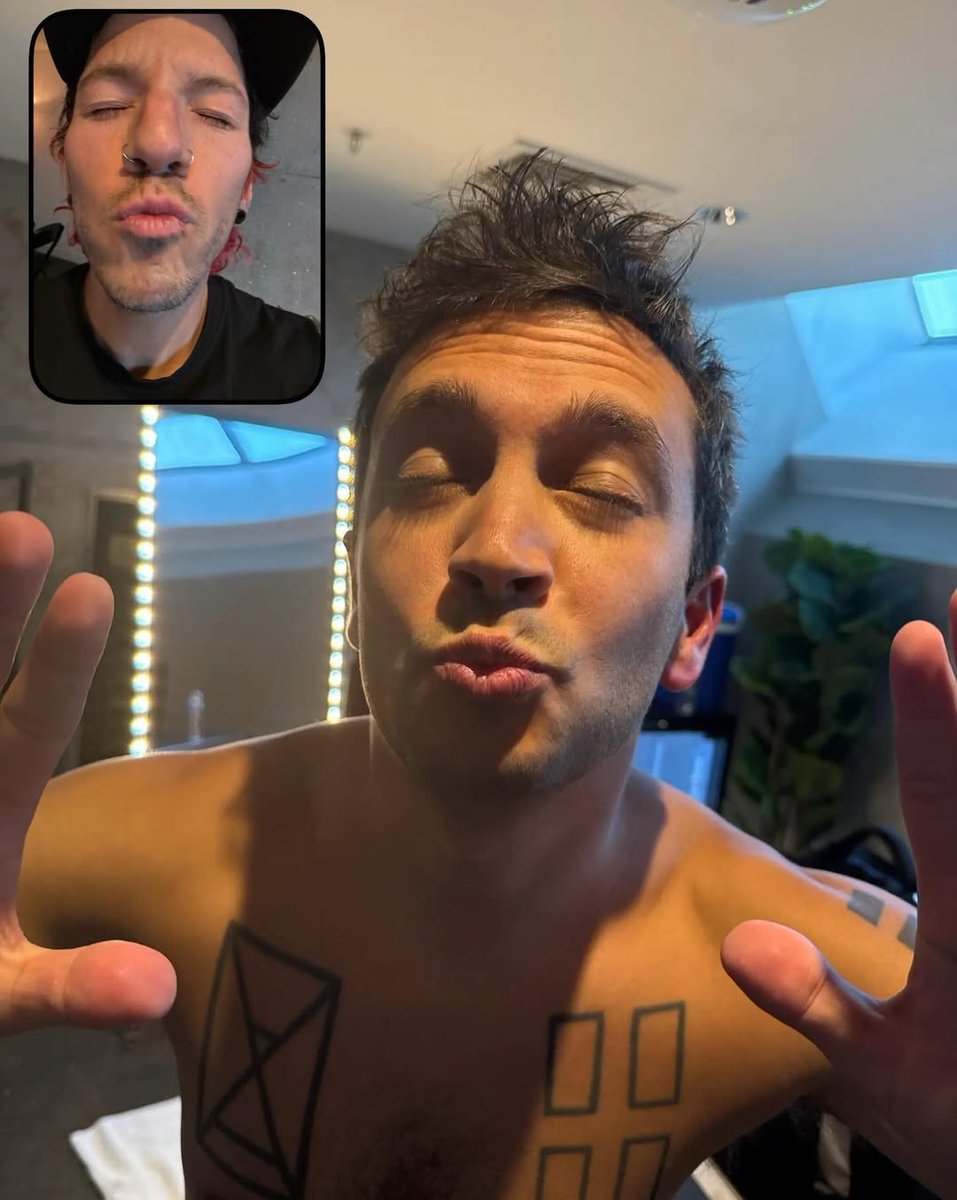 AHAHAHAHAHAHA IM SCREAMING 🖤🖤🖤

#twentyonepilots #tylerjoseph #joshdun