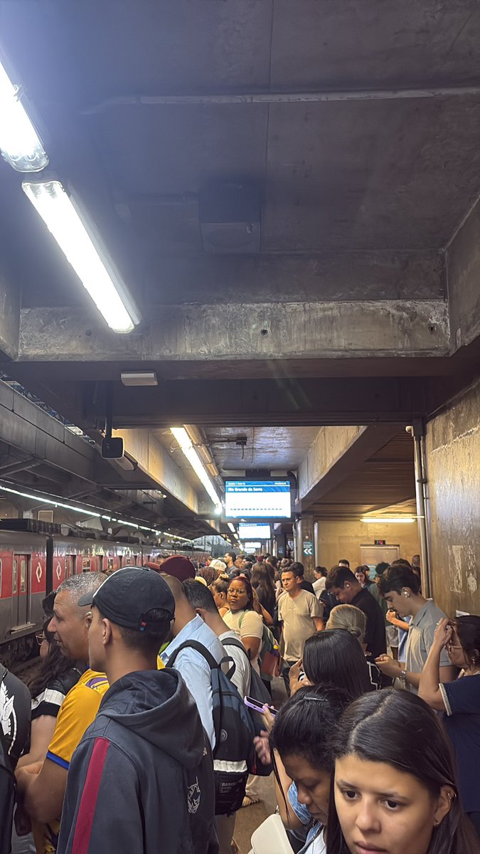 <a href="/spsobretrilhos/">São Paulo Sobre Trilhos</a> situação da plataforma da Linha 10 na Barra Funda.
Parece que a <a href="/CPTM_oficial/">CPTM</a> também decidiu não funcionar hoje…
Imagina que caos que está a plataforma conjunta com a Linha 7.
Hoje é só vergonha pro <a href="/governosp/">Governo de S. Paulo</a>