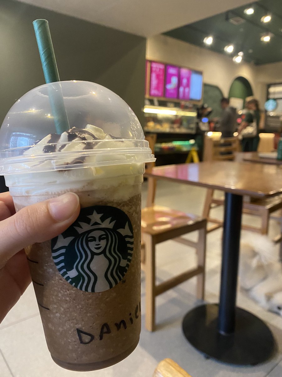 Penguinxrx's tweet image. Comemorando meu primeiro estágio