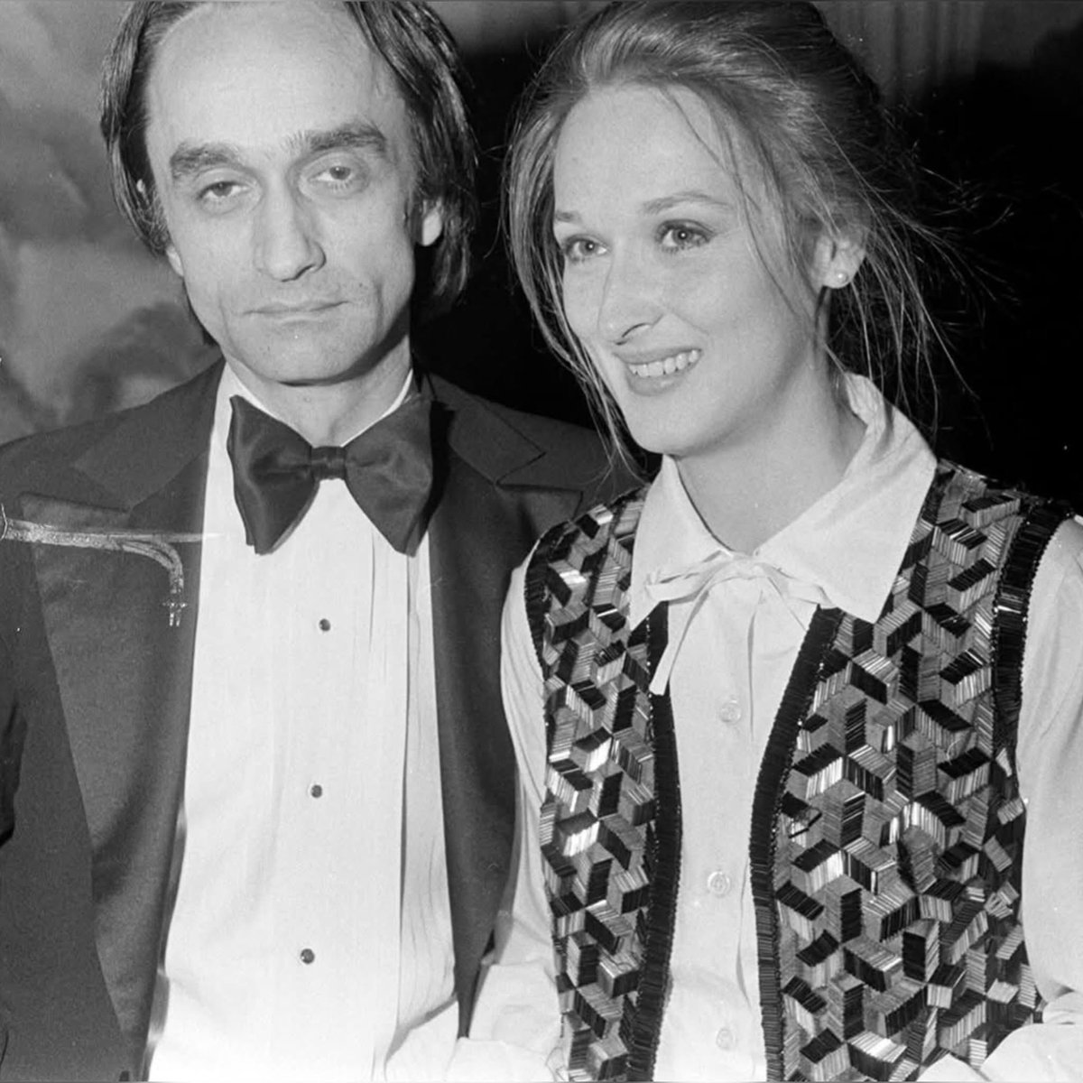 « Ils étaient deux des plus grands acteurs de leur génération, ils s’aimaient follement, et pourtant leur histoire était condamnée. La romance entre John Cazale et Meryl Streep demeure l’un des récits les plus déchirants d’Hollywood.

Avant de rencontrer Streep, Cazale était déjà