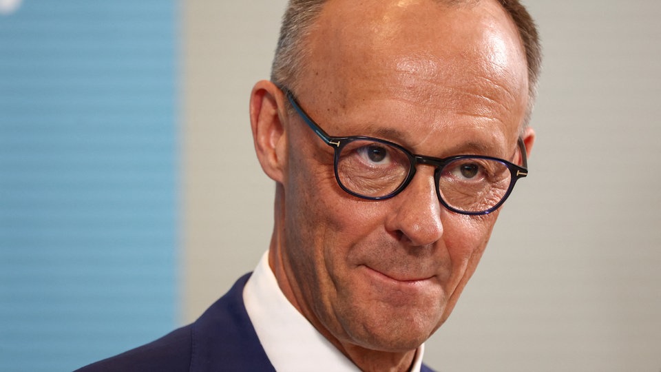 551 Fragen BIS HEUTE UNBEANTWORTET.
Dieser "Kanzler" muss weg.