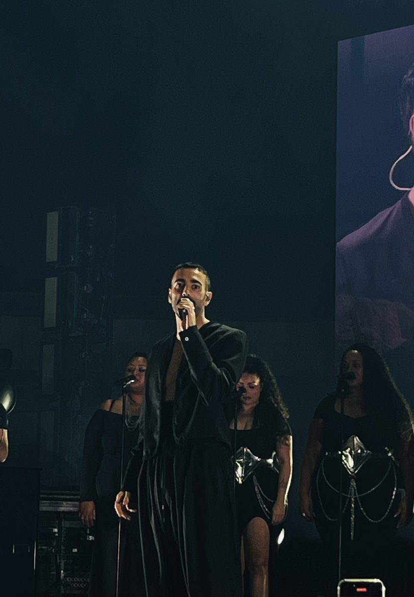 Vanavond bij het concert van Marco Mengoni in Tivoli geweest. Hij was zó goed. De helft van het publiek bestond uit uitzinnige Italianen. Een kolkende zaal. Wat een fijne avond.