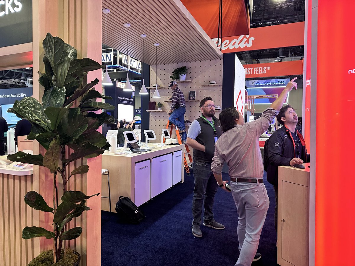 arikaplan1's tweet image. Dedication - love this photo of everyone zoned in, putting the finishing touches to the #databricks booth at #aws #reinvent