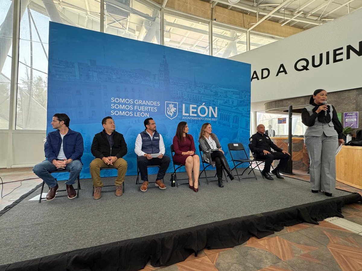 ExploraLeon's tweet image. Hoy recibimos a la alcaldesa en el CEA La Libélula de Explora, quien presentó las actividades de Vive Navidad en León. 
Recuerda que en el Centro de Ciencias Explora tendremos  talleres navideños, además de la extraordinaria experiencia internacional &quot;Animal Inside Out&quot;.