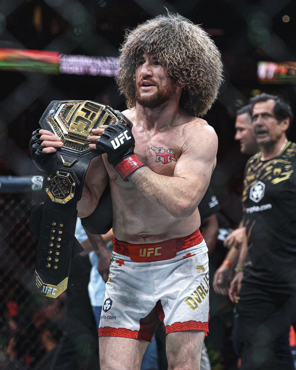 Home_of_Fight's tweet image. 🇬🇪🏆 Merab Dvalishvili was voted 2025 Fighter of the Year in July, after beating Umar Nurmagomedov and Sean O’Malley.

Since then, he defeated Cory Sandhagen in October and was booked to fight Petr Yan in December — just a week after his third title defense this year.

If he…