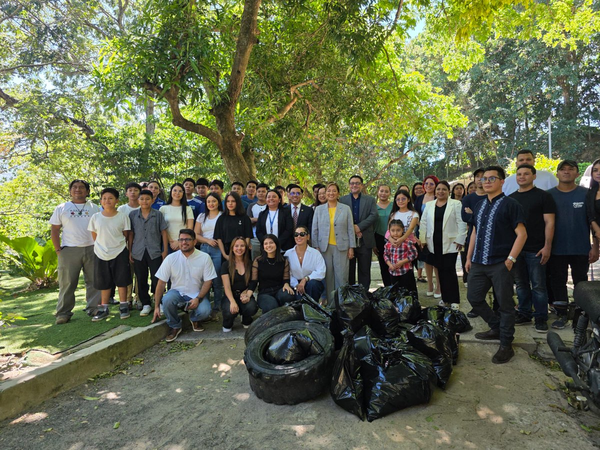 EmbaCR_SV's tweet photo. La Embajada de Costa Rica, junto a la Alcald��a de San Salvador Sur, IICA y Datasys, llevó a cabo una Jornada Educativa e inauguración del Mural: El planeta es nuestro hogar: protégelo, elaborado por pintores de Panchimalco, con el fin de concientizar sobre la protección ambiental https://t.co/Ccr2NOO2SS