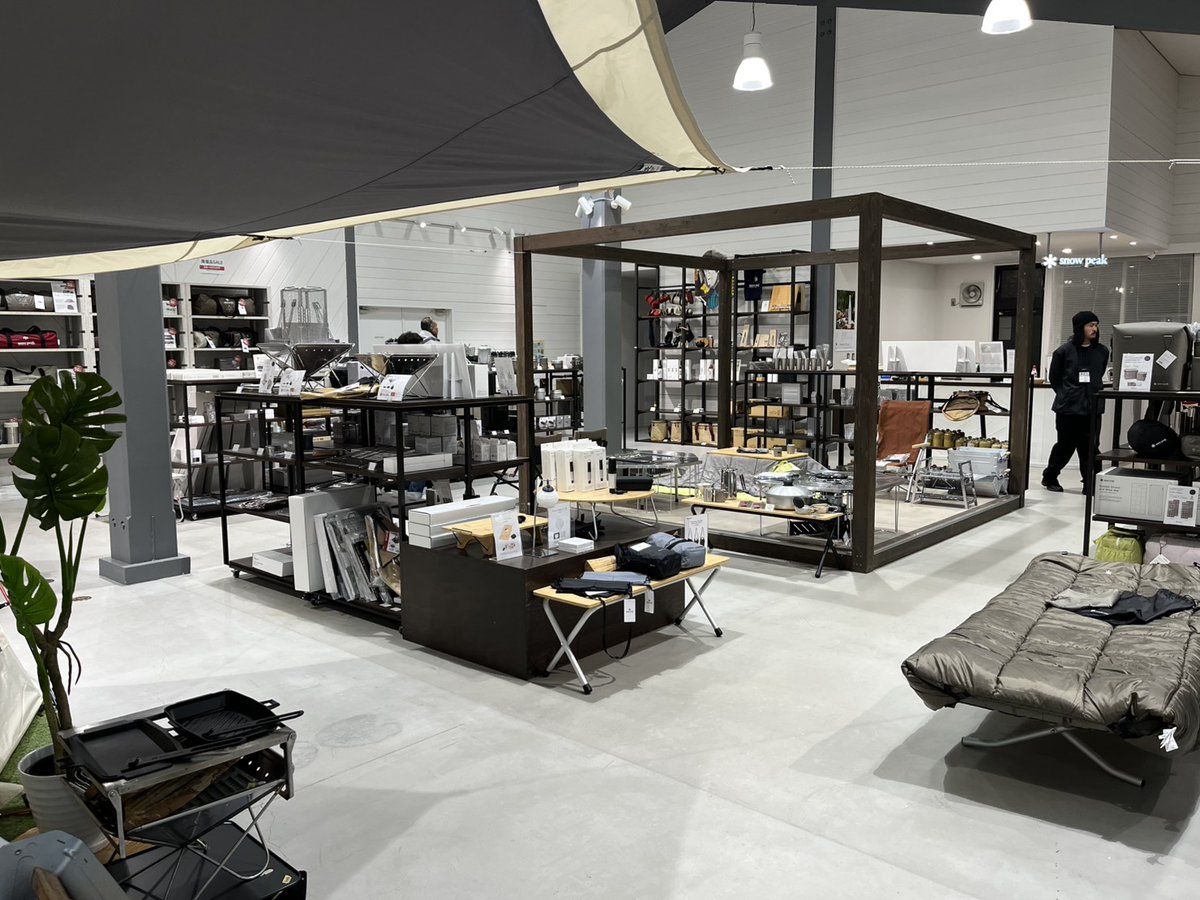 市内の観光勉強会に参加し、
snow peak 陸前高田キャンプフィールドの熊谷さんのお話を伺いました。
あらためて、市内にこんな素敵なキャンプスペースがあるんだと再認識。
夜の灯り、テントの空気、道具の質感…どれも胸に刺さる。
＃陸前高田　＃岩手　＃キャンプ