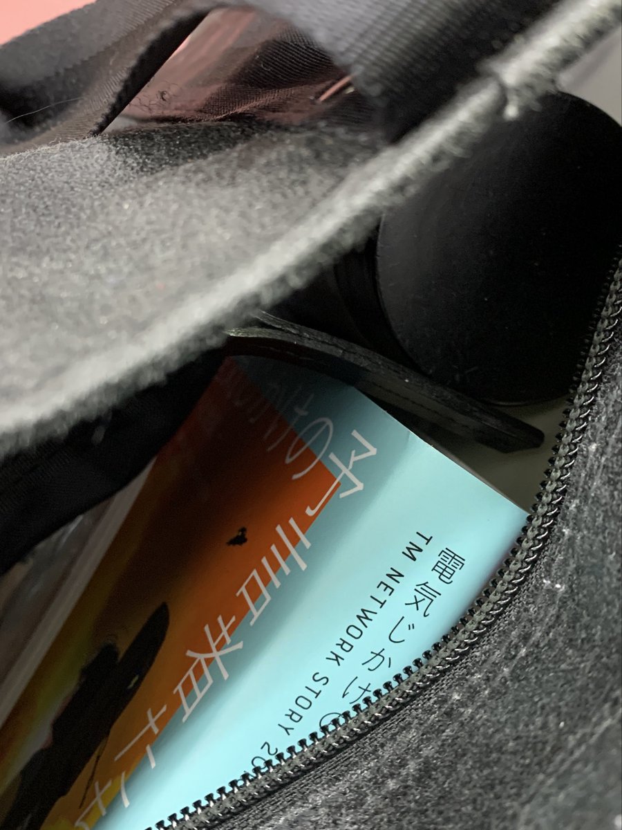 URI_mufc's tweet image. 今日から一緒に通勤🚆🧳📘✨

この本がカバンに入っているだけで、朝早くても元気が湧くし、笑顔になれるし、大好きな人たちが傍にいてくれる安心感がたまらなく嬉しい😊💓

#電気じかけの予言者
#木根尚登
#TMNETWORK