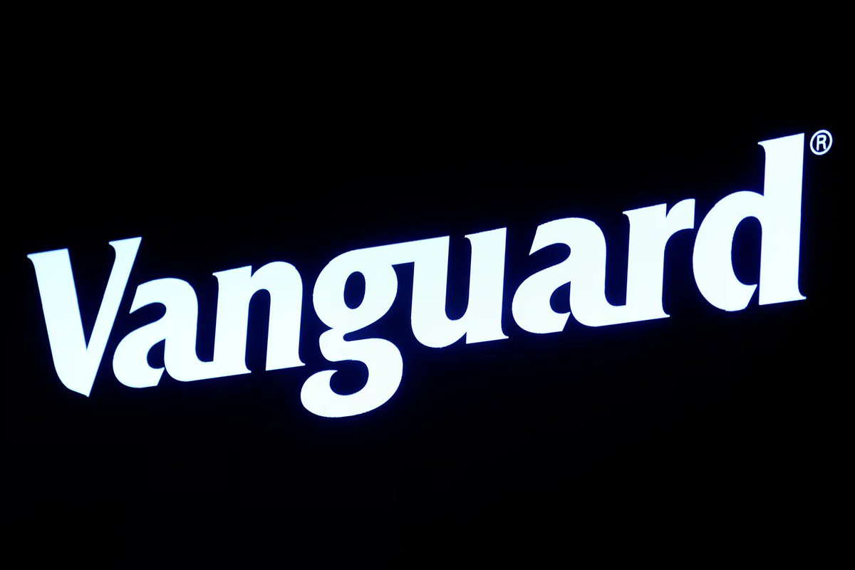 Vanguardのブランディングが重ねられたSolanaロゴ、新しいETF取引提携を象徴