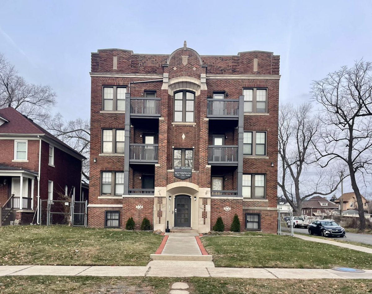 NGHG_erry924's tweet image. I stumbled upon this charming brick building while strolling through the city; its symmetrical design and classic style captivated me. It made me wonder: do you prefer living in modern architecture or an old-fashioned apartment like this? #ArchitectureStyle #CityLife