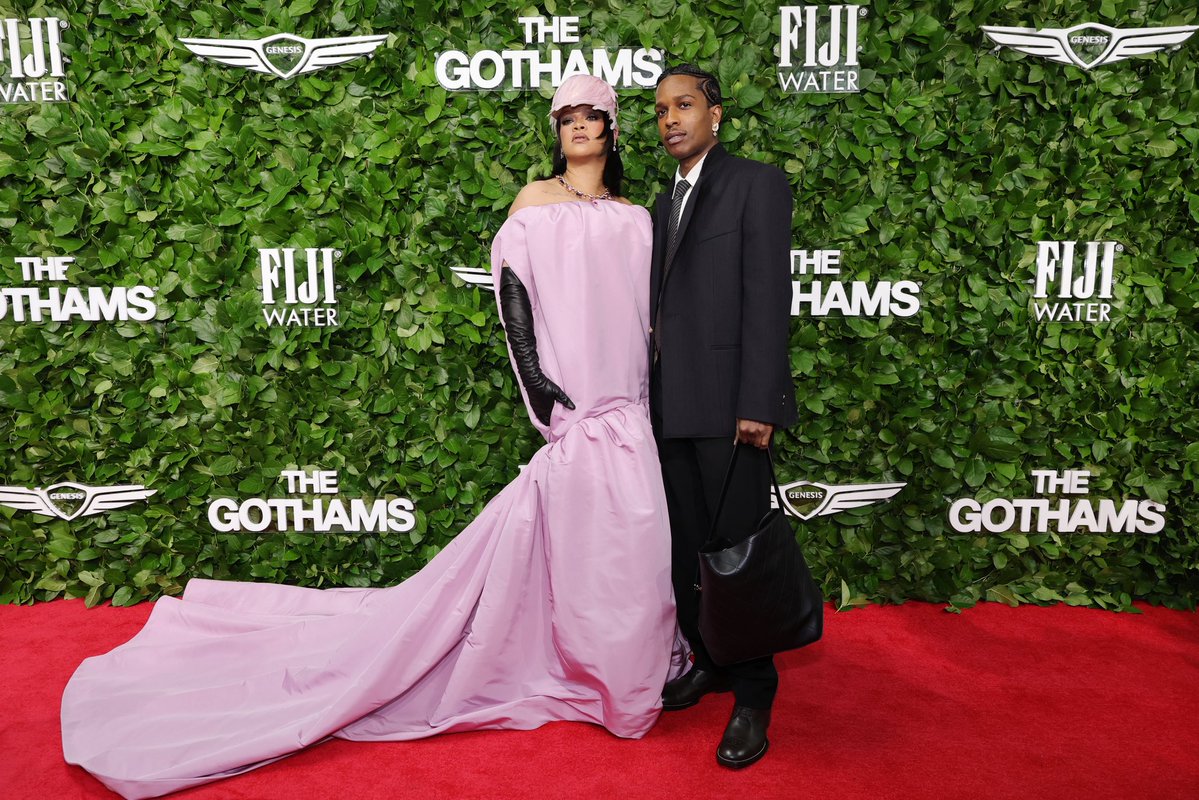 ComplexStyle's tweet image. Mom + Dad at The 35th Gotham Film Awards 😍✨

#Rihanna #ASAPRocky