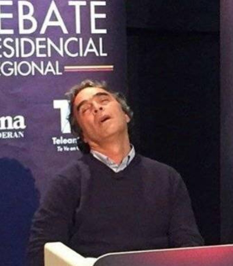 — Señor Fajardo, señor Fajardo ¿Usted es capaz de ganarle a Cepeda? Señor Fajardo, señor Fajard, señ...
-— Zzzzz 😴