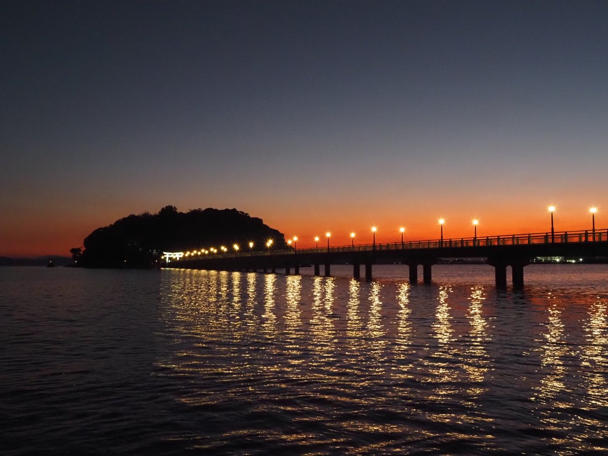 『薄明』📸20251125
夕日が見えなくなってからの1時間が好き
#蒲郡市 #竹島 #竹島園地 
#竹島橋 #マジックアワー