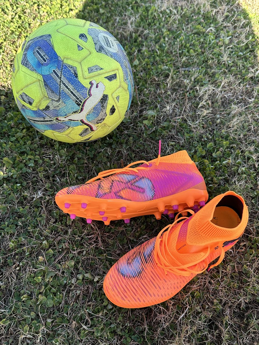 shiocap's tweet photo. 土曜は人工芝ピッチで合同練習でした
新作9が発表されましたが #PumaFuture 8 PRO MGを着用しました(後半は #PumaUltra 1.4 MG)
サイズ感はUltimateとは少し違うように感じます
UltimateはFGもHGも少し長くサイズダウンしてますがPROは若干長い程度で許容範囲内
9はどんなサイズ感なのか気になります https://t.co/qIRtBdWuju