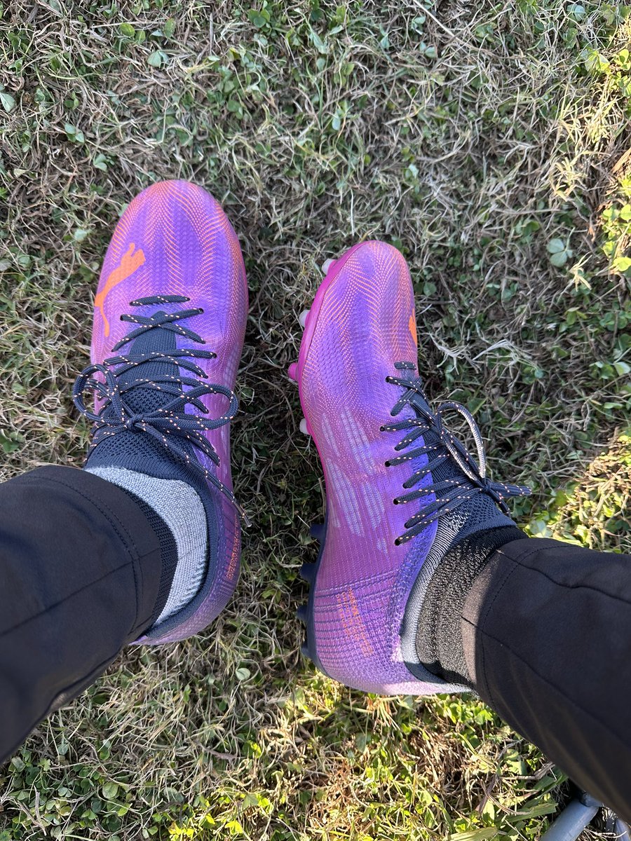 shiocap's tweet photo. 土曜は人工芝ピッチで合同練習でした
新作9が発表されましたが #PumaFuture 8 PRO MGを着用しました(後半は #PumaUltra 1.4 MG)
サイズ感はUltimateとは少し違うように感じます
UltimateはFGもHGも少し長くサイズダウンしてますがPROは若干長い程度で許容範囲内
9はどんなサイズ感なのか気になります https://t.co/qIRtBdWuju