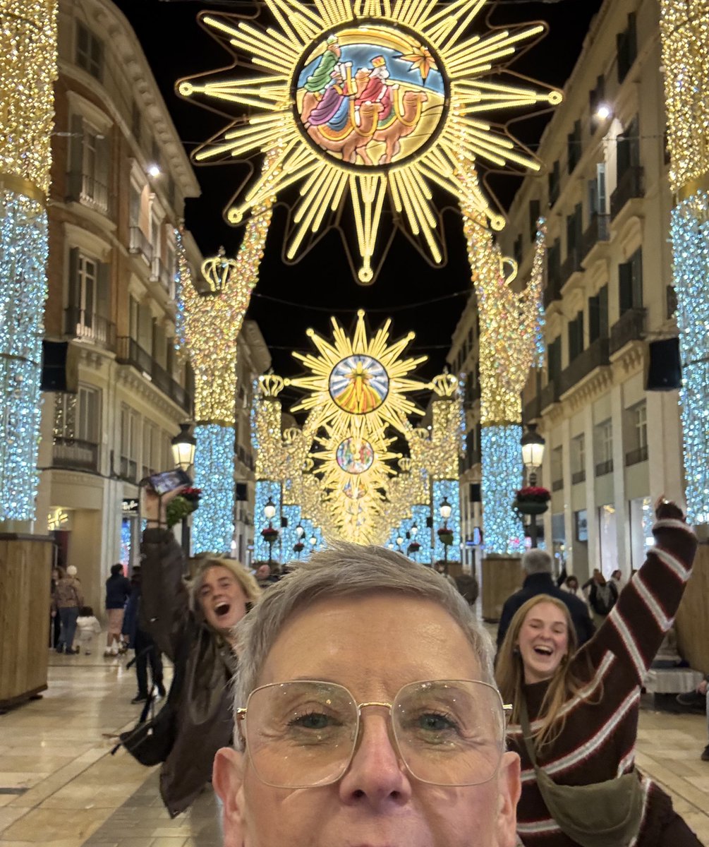 Photobomb dochter en vriendin 
#geluktengeluk