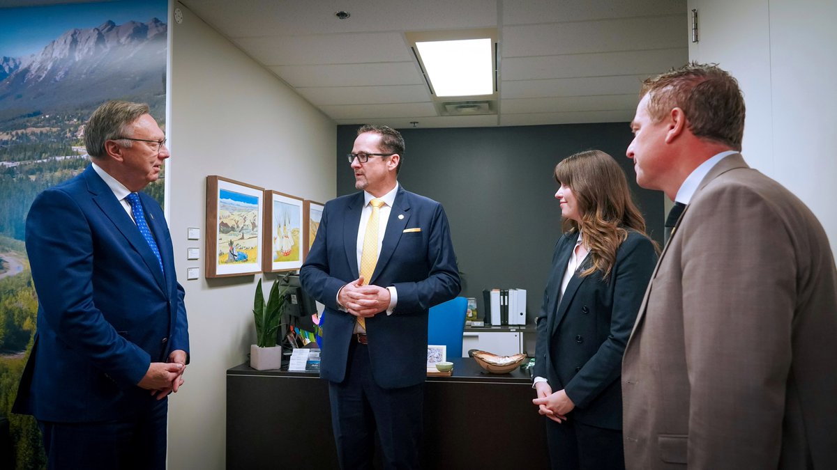 QuebecOttawa's tweet photo. La semaine dernière, notre conseillère principale a échangé avec le nouveau premier ministre de T.-N.-L., @TonyWakehamNL. De belles occasions de partenariat en énergie, minéraux critiques et infrastructures. 

📸 Scott Phelan, Béatrice Lavallée, Tony Wakeham et James Carpenter https://t.co/ULcgDY5Wcg