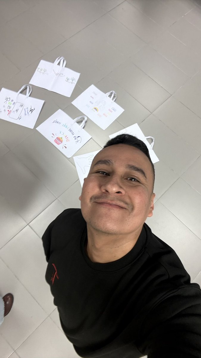 LeninMKT's tweet image. Como en Overjoyed de Stevie Wonder, pongo el alma en cada mensaje. Soy Community Manager, pero también un poco artista: canto ideas, cuento historias y busco que cada publicación emocione como una gala final. 🎶✨ 

#CommunityManager #StevieWonder