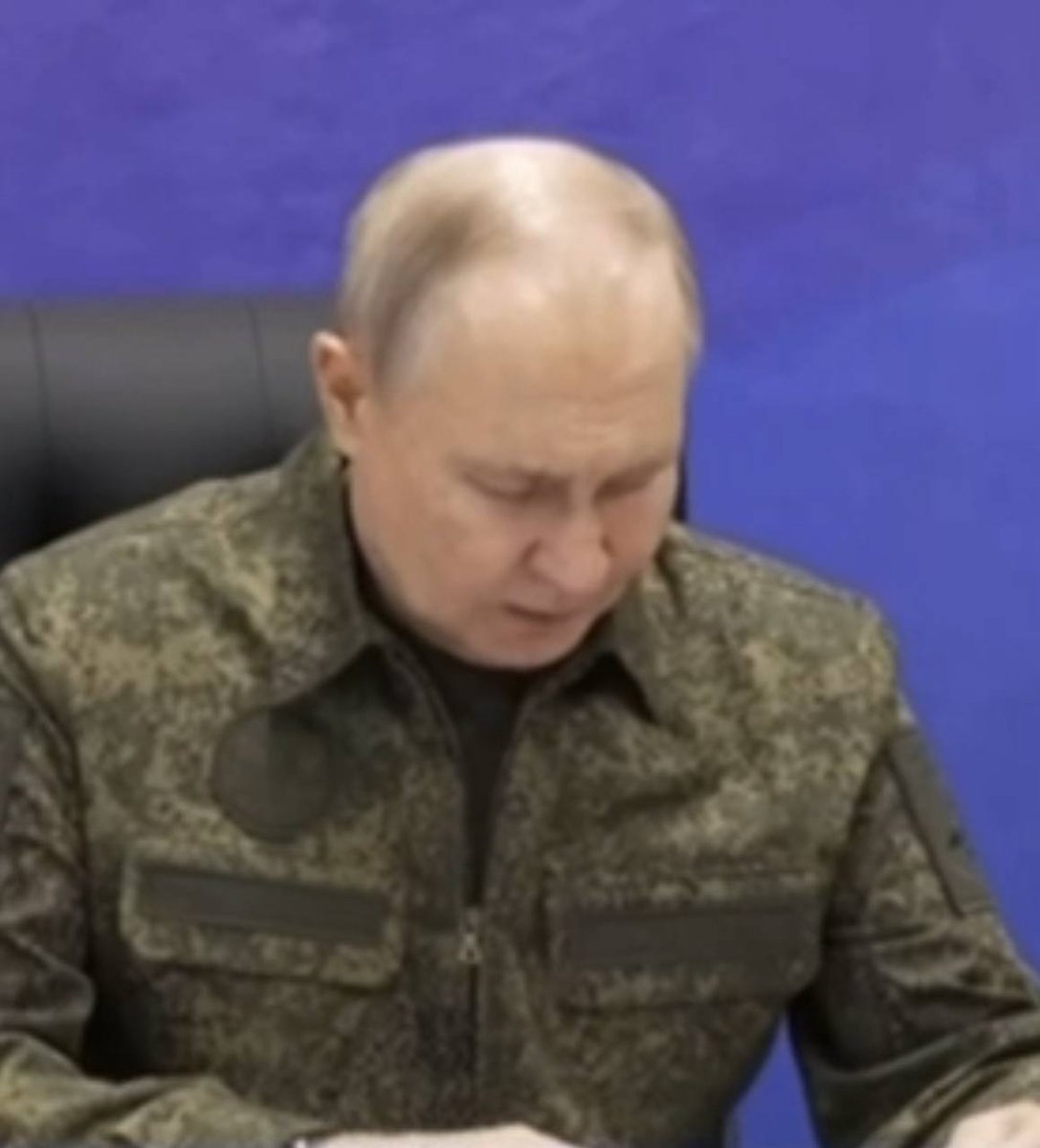 Gerashchenko_en's tweet image. Putin declared "creating a security zone along the border with Ukraine in the area of responsibility of the 'North' group" - Russian media.

Looks like Putin has a new hairdresser? And beauty specialist?