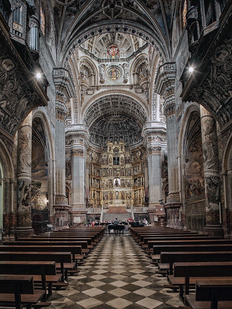 RMedievo's tweet photo. Majestuosa fotografía de la iglesia del Monasterio de los Jerónimos de Granada, lugar donde yace Gonzalo Fernández de Córdoba y Enríquez de Aguilar, el Gran Capitán. Vía @ESEGAR1. https://t.co/SgOvLsHEr3