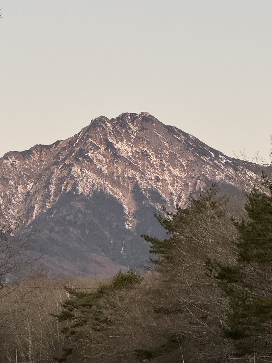 山が常に表情を変えていることに、山の麓に住むようになってから気づい