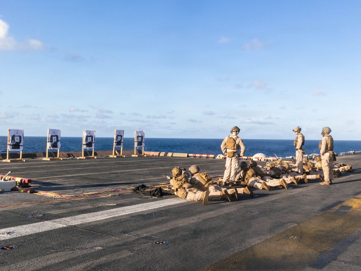 22nd_MEU's tweet image. 📍Caribbean Sea

#marines with #22ndMEUSOC conduct an M240B deck shoot aboard the @USSIwoJima, while underway in the Caribbean Sea, Oct. 24, 2025.

@USMC 📸 

@Southcom @DeptofWar