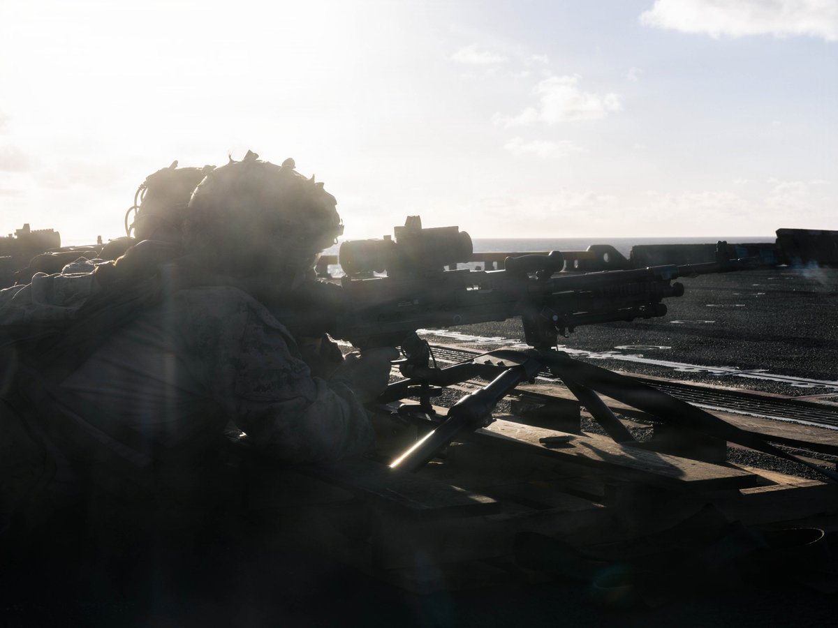 22nd_MEU's tweet image. 📍Caribbean Sea

#marines with #22ndMEUSOC conduct an M240B deck shoot aboard the @USSIwoJima, while underway in the Caribbean Sea, Oct. 24, 2025.

@USMC 📸 

@Southcom @DeptofWar