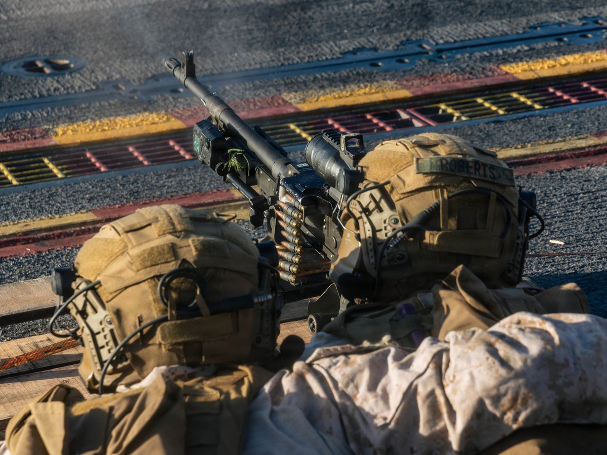 22nd_MEU's tweet image. 📍Caribbean Sea

#marines with #22ndMEUSOC conduct an M240B deck shoot aboard the @USSIwoJima, while underway in the Caribbean Sea, Oct. 24, 2025.

@USMC 📸 

@Southcom @DeptofWar