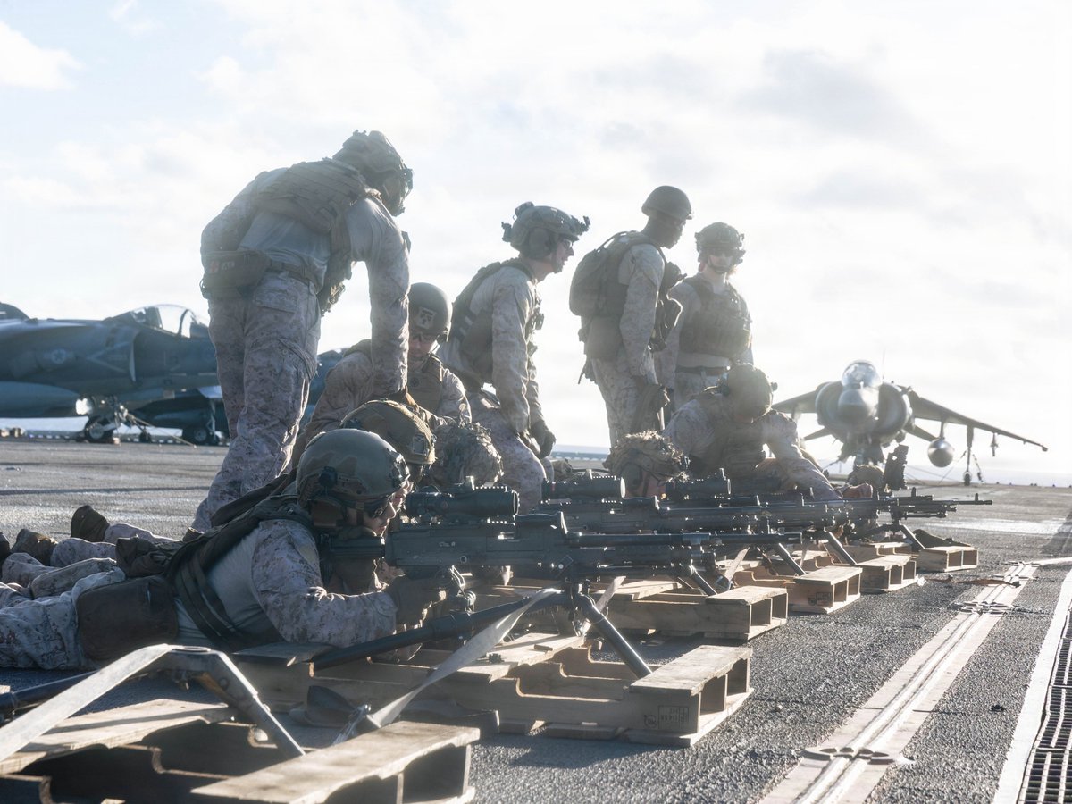 22nd_MEU's tweet image. 📍Caribbean Sea

#marines with #22ndMEUSOC conduct an M240B deck shoot aboard the @USSIwoJima, while underway in the Caribbean Sea, Oct. 24, 2025.

@USMC 📸 

@Southcom @DeptofWar
