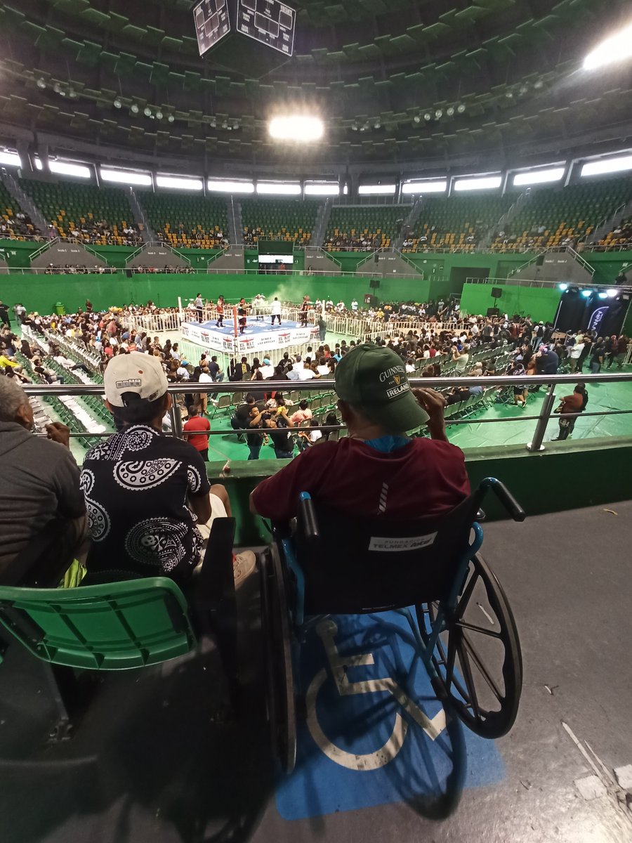 Ayer #PoliforumZamna: Seguridad (externa) ayudó a cargar la silla por las escaleras porque, según personal del recinto, la plataforma salvaescaleras “no sirve”. Mal si está descompuesta… y mal si sirve y no la quisieron operar.

Atención <a href="/IDEY_oficial/">IDEY YUCATÁN</a> <a href="/GobYucatan/">Gobierno de Yucatán</a> <a href="/Movpcdyucatan/">Movimiento de Personas con Discapacidad Yucatán</a>