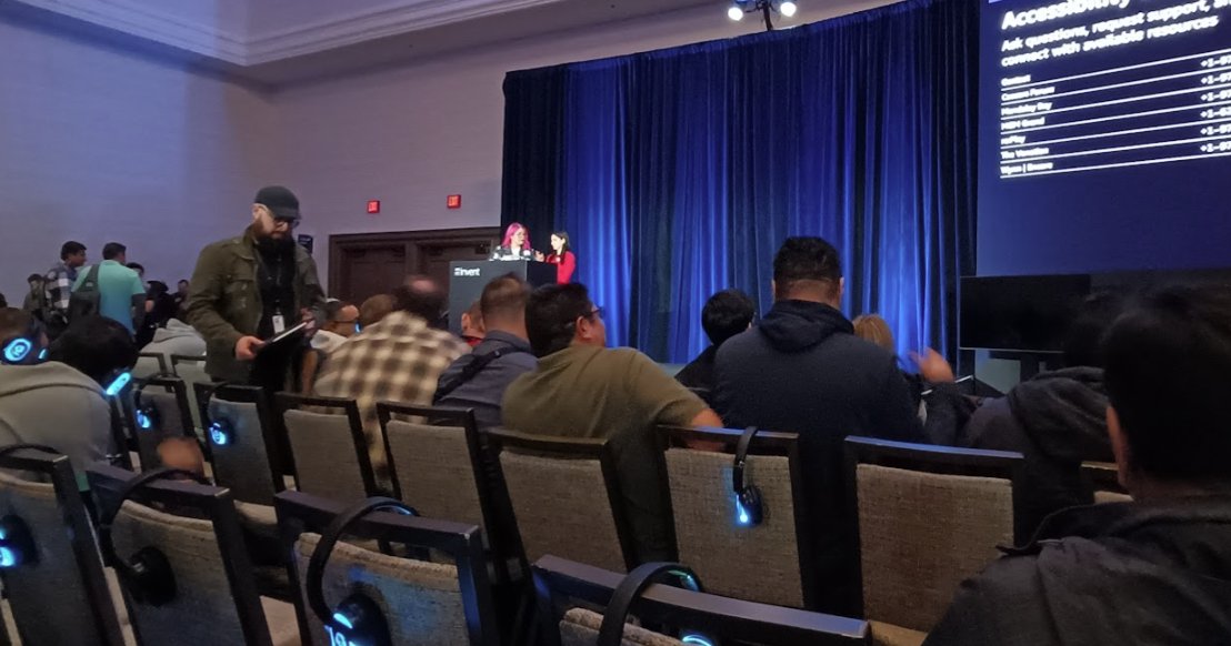 imooooookaz's tweet photo. Breackout Sessionなのにヘッドホン形式。
翻訳アプリつかえないじゃん
 #reinvent2025 https://t.co/fQGFI9dPY5