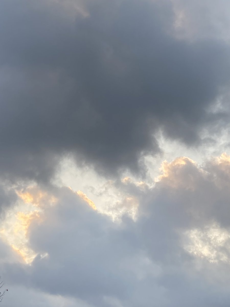 soap_dreamer's tweet image. おはようございます。
12/2(火)もよろしくお願いします。
雲の切れ間から、青空が覗く朝のひととき。
締切りに追われる季節ではありますが、穏やかな心でいられますように……

#空を見上げて #出勤