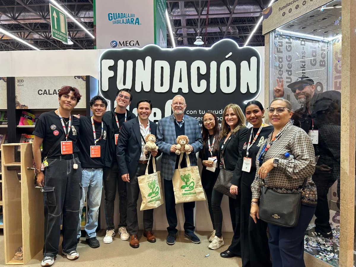 FundacionUDG's tweet photo. Hoy recibimos la visita de nuestro presidente, Trino Padilla y nuestro director Omar Avilés, ¿tú ya visitaste el stand de la Fundación en la #FIL2025?

Nos encontramos en el #PabellónUdeG ¡te esperamos! 💛🖤 https://t.co/UeNB0RwZ2M