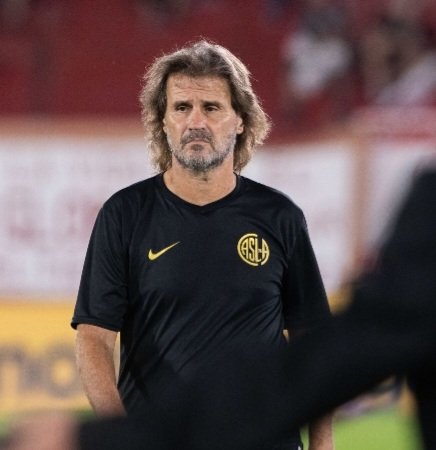 oscarluisblanc3's tweet photo. Este hombre se pasó todo el torneo negando los fallos favorables a su equipo .Gracias a ellos llegó a esta instancia con un equipo mediocre .Falta que hoy se queje por el gol acordado a GIMNASIA  .Triste . https://t.co/T9Mqk99OBL