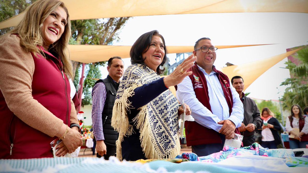 difhgo's tweet image. Edda Vite y Ricardo Alvizo reconocieron el esfuerzo de niñas, niños, adolescentes y personas adultas de siete municipios, quienes fortalecieron sus habilidades con el apoyo del @icathi. En #PILARES, aprender transforma vidas. 💃🏻🧶⭐️