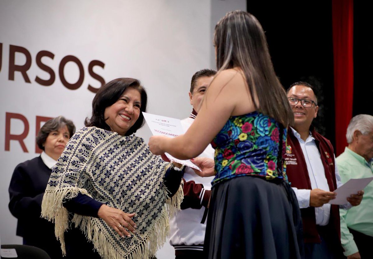 difhgo's tweet image. Edda Vite y Ricardo Alvizo reconocieron el esfuerzo de niñas, niños, adolescentes y personas adultas de siete municipios, quienes fortalecieron sus habilidades con el apoyo del @icathi. En #PILARES, aprender transforma vidas. 💃🏻🧶⭐️