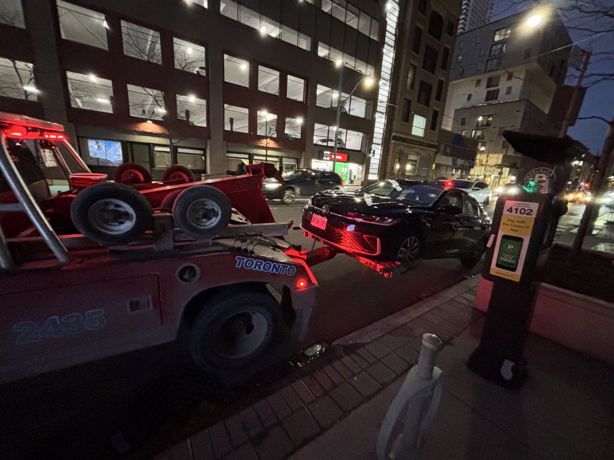 TrafficServices's tweet image. #DowntownRushHour - @ParkingTPS and @TPSMotorSquad removing vehicles from rush-hour routes,  eliminates bottleneck and unnecessary delays - lost track of how many drivers say they didn’t realize they parked in a rush hour route - improving congestion - #Basics ^bm