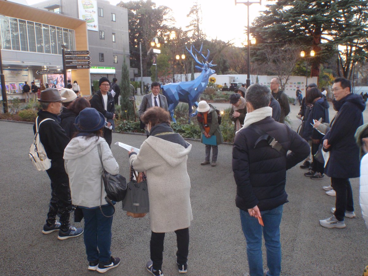 11月30日の「としまえんと練馬城歴史ツアー」（練馬城址公園ＳＣ主催）では、18名の方にご参加頂きました。案内役は私と岡田英昭さん。これは豊島園駅前での解散の場面です。毎年の恒例行事となっていますが、公園整備の進捗状況に合わせ、今後はご案内のやり方も徐々に変えていく事になりそうです。☺