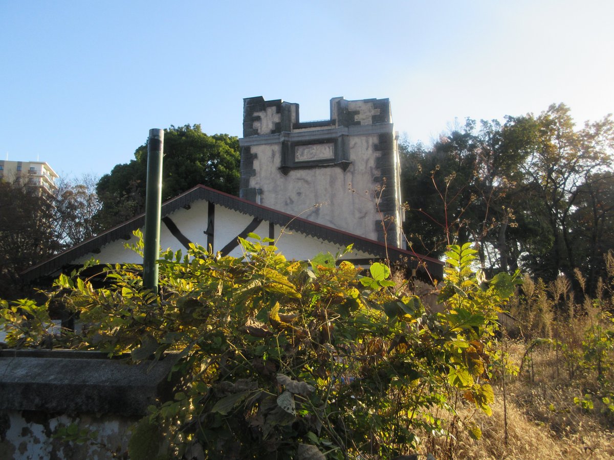 11月30日の「としまえんと練馬城歴史ツアー」では、練馬城址公園ＳＣの方から特別に許可が出て、普段は立ち入れない内郭跡に入る事も出来ました。古城の塔（昭和２年築）は取り壊しがほぼ決定しているので、この角度から撮影出来るのは今回でラストとなる可能性が大。ご参加の皆さんも大喜びでした。😀