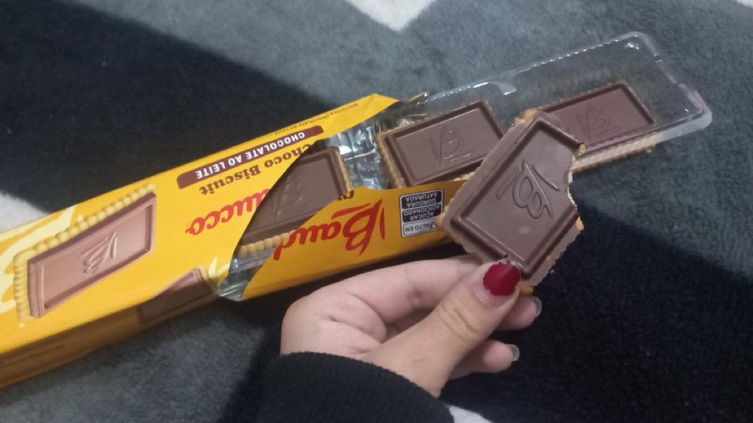 umANSIOS0's tweet image. deus esta em todas as coisas principalmente nessa bolacha