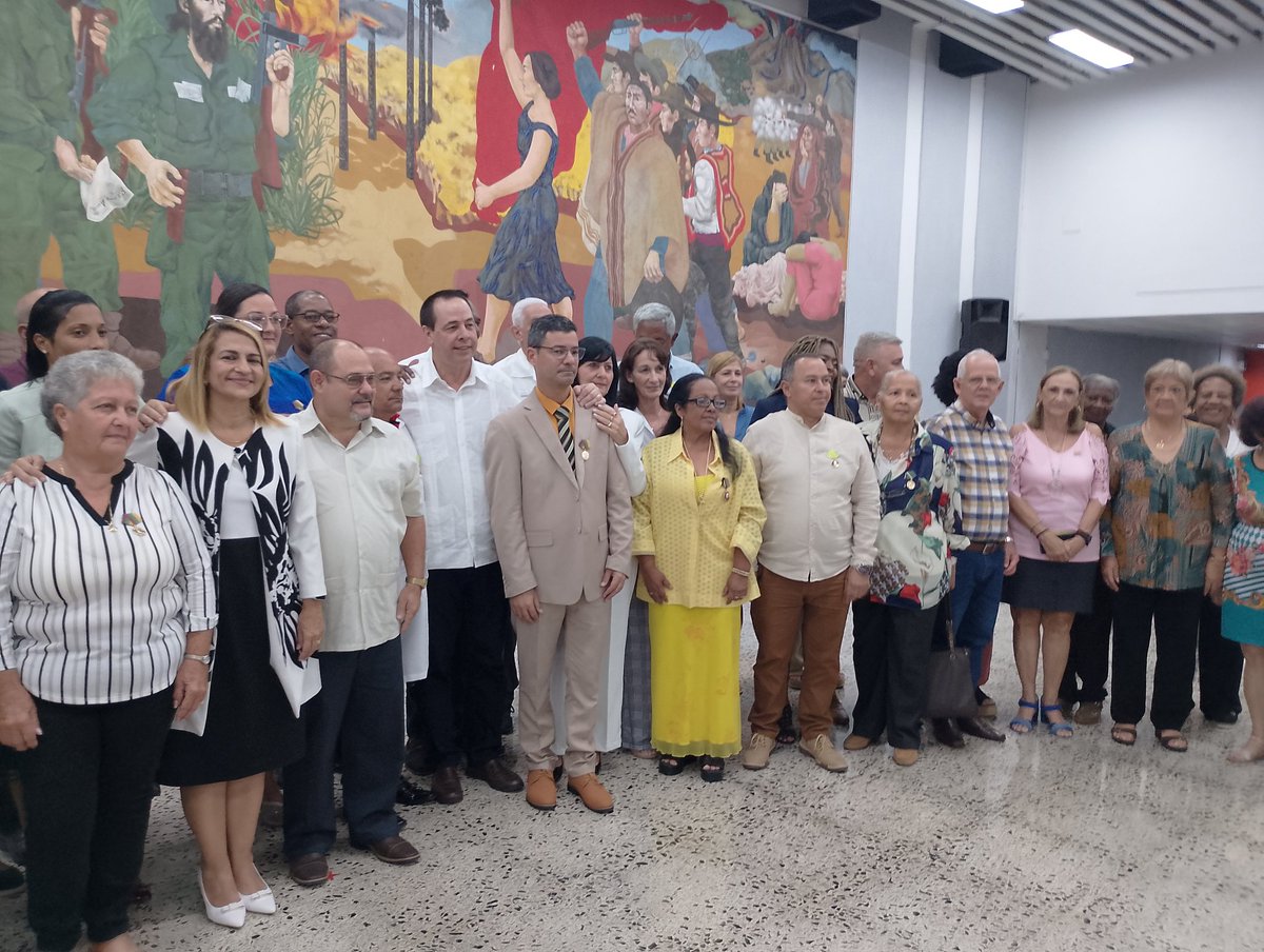 🇨🇺 En conmemoración, presidida por @jaPortalmiranda se entregaron la Orden “Lázaro Peña”, la Medalla “Jesús Menéndez” y distinciones a trabajadores destacados del sector. 
⚕️La constancia y la solidaridad definen a nuestros héroes de la #salud.