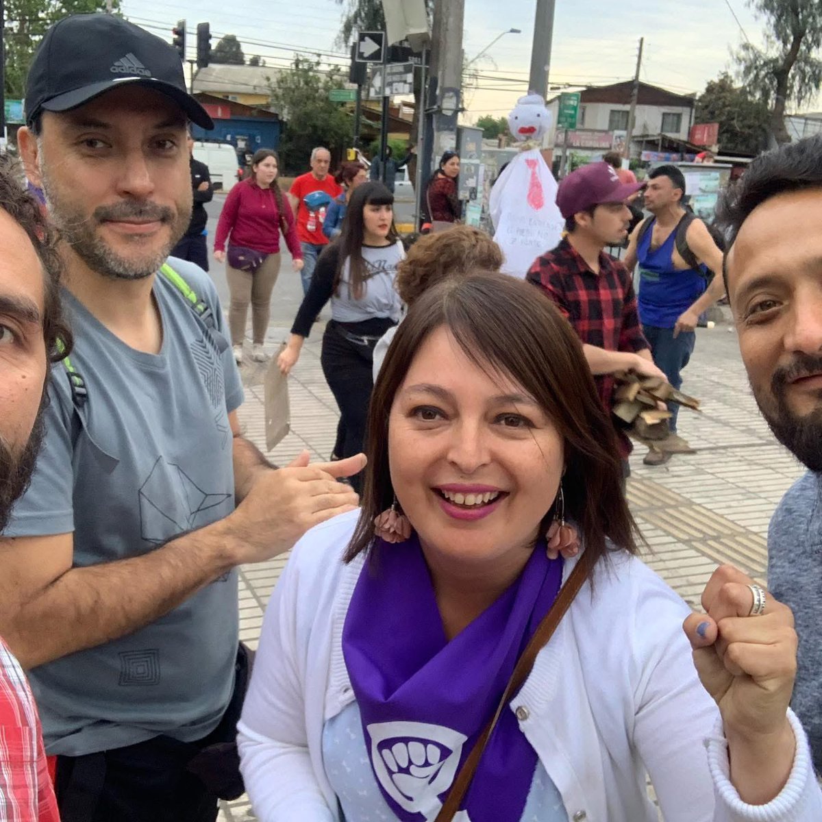 Diego_Rosales__'s tweet image. Esta foto es triste.

A días del 18/10 hicieron un muñeco ahorcado y amarrado para representar a Piñera muriendo.

Jeannette Jara se sacó esta foto sonriendo frente a él y además la subió a su Facebook (link en el hilo)

Su desprecio por la democracia es preocupante.