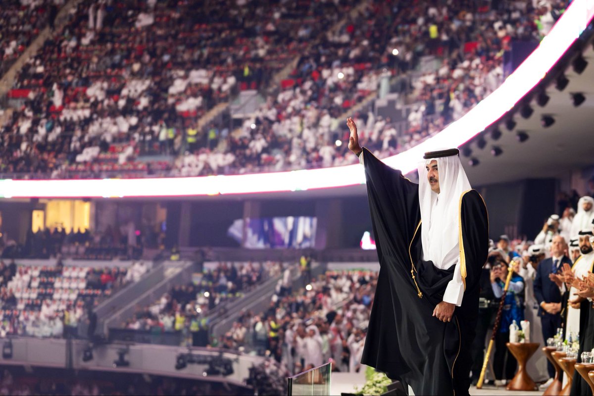 يخبرك من شافه ومن سمع به
تميم جعل اللّٰه يطول سنينه ..

يرفع يمينه كل ما شاف شعبه 🖐🏽
وشعبه بحزات الشدايد "يمينه"