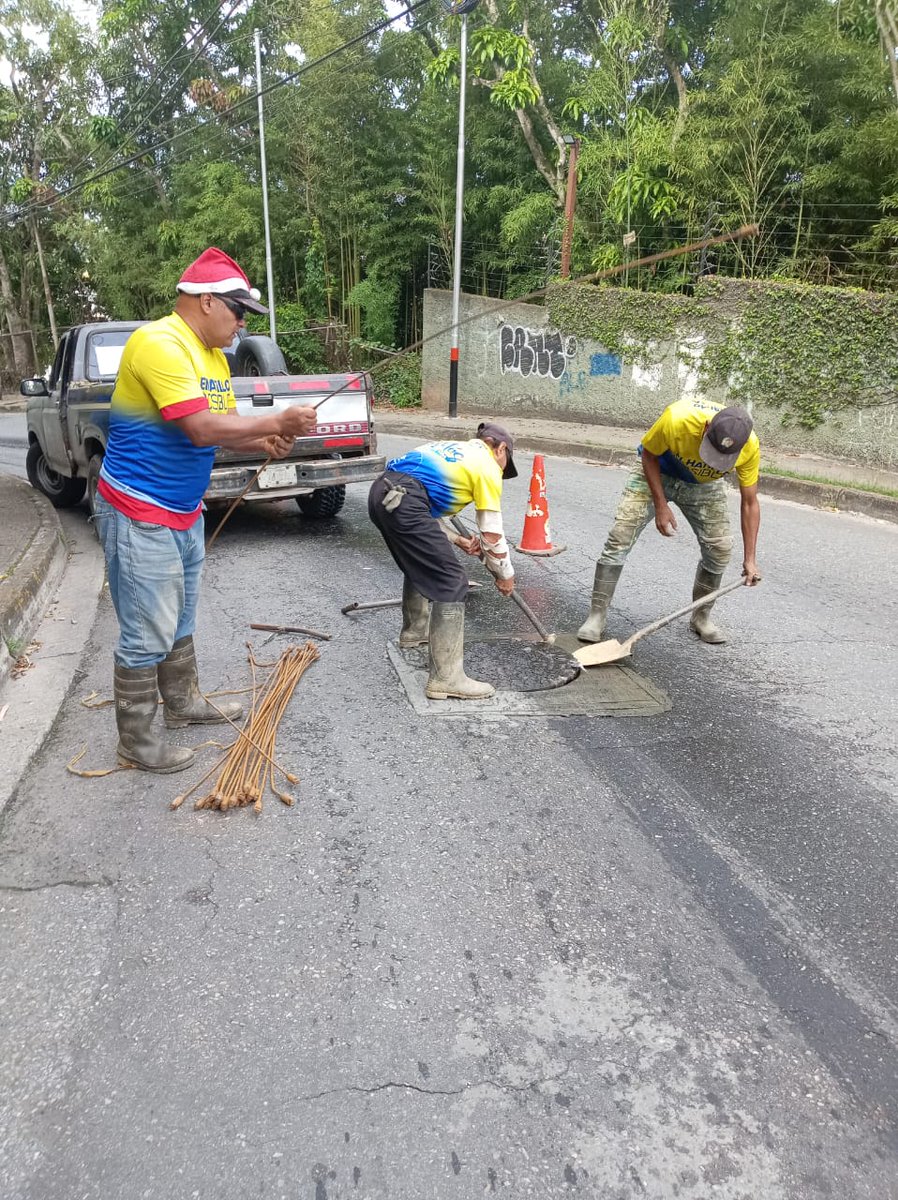 📢 #ServiciosEHInforma 💦🦺🛠️| #AguasServidas

🚧 Continuamos atendiendo reportes que afectan la vialidad y la salud de nuestros vecinos. Nuestra cuadrilla realiza destape de colector de 8" con varillaje, por boca de visita.

Dispuestos siempre a atenderles