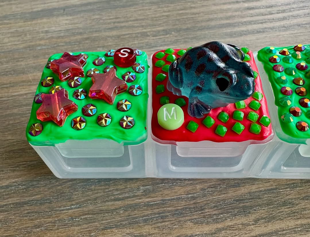 valeriesxvoice's tweet image. greetings pals i&apos;m doing a series of pillbox giveaways for the holidays and i&apos;m starting with the intellectual property inspired case! if you wanna enter you can head on over to instagram.com/thepillboxpunk :)