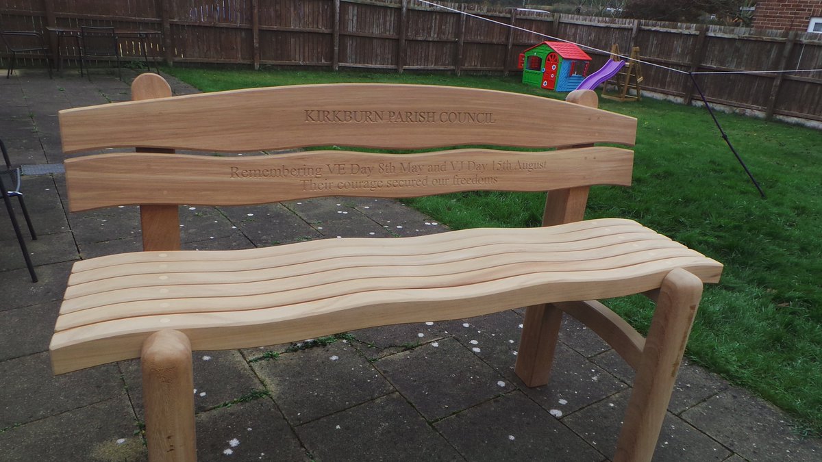 New Waveform bench by <a href="/WoodcraftUK/">Woodcraft UK</a> delivered to Kirkburn Parish Council — a tribute to VE &amp; VJ Day. A place for reflection, remembrance &amp; community. 🌿🇬🇧

woodcraftuk.co.uk/news/2025/new-…