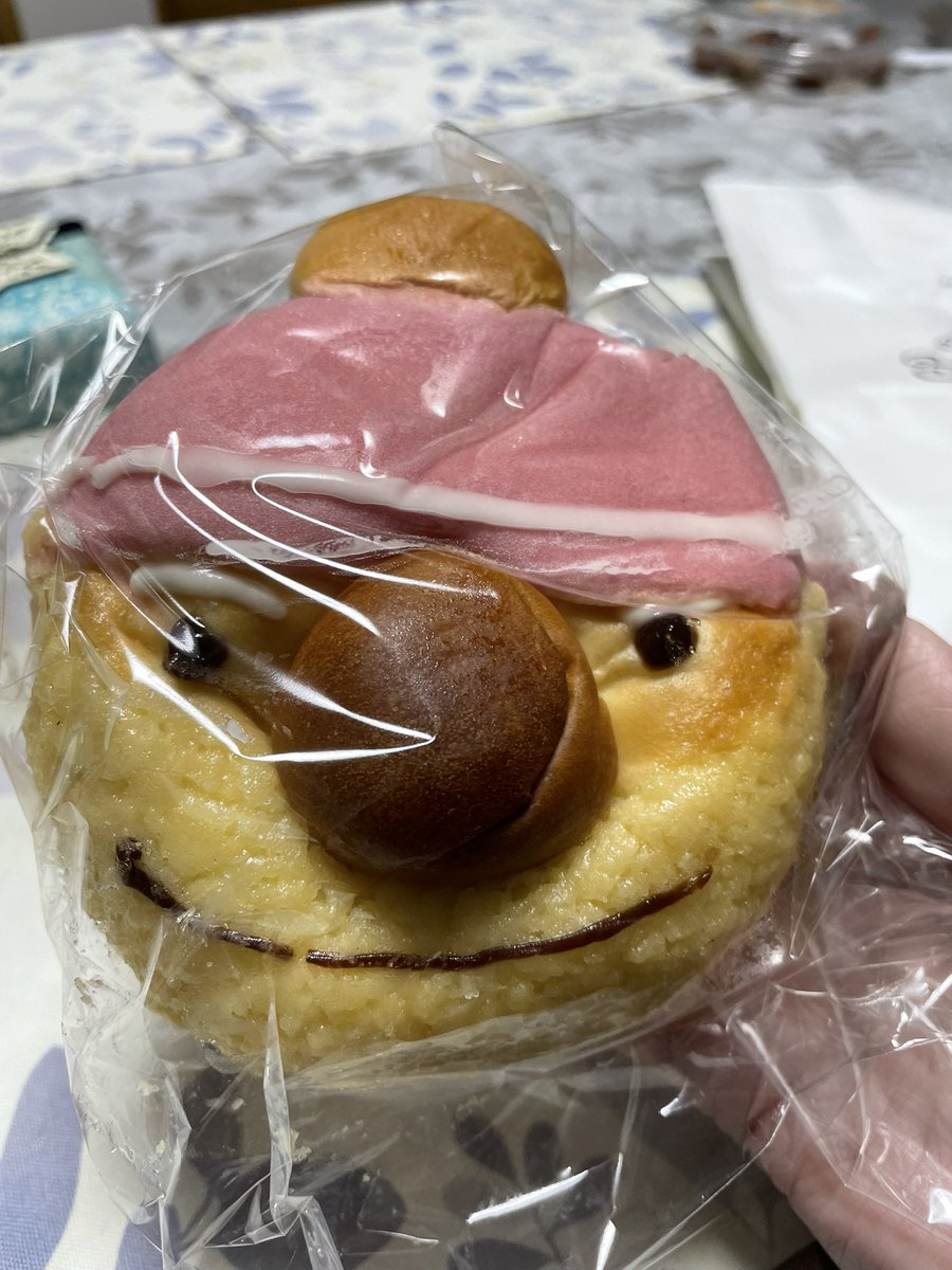 昨日ソンムルで頂いた🎅🏻
可愛いパンを...昨日の反省も含めて食べます🤣💦
Melodyさらんへー🫶✨