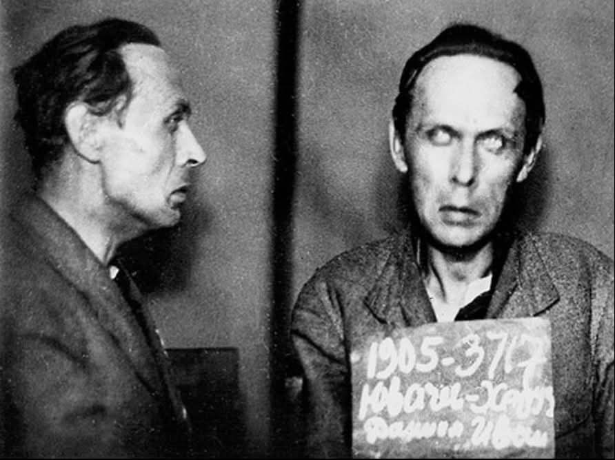 Ha поэта Даниила Хармса донесла гражданка Антонина Opaнжиреева. В 1942 году он был помещён в психиатрическую больницу «Кресты». Найдена справка в архивах КГБ, что Хармс умер не от голода — его расстреляли.

Поэта Николая Заболоцкого посадили за то, что он рыл подземный ход до